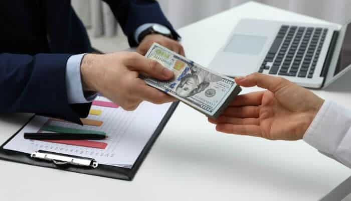 What Lenders Look For When You Have No Money - Startup Stride Financial advisor giving cash funding support for entrepreneurs researching how to get a startup business loan with no money